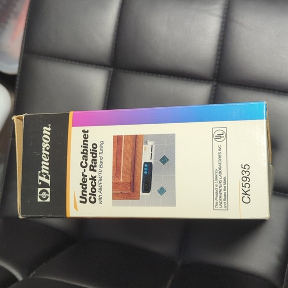NIB Emerson Under-Cabinet Clock Radio - Picture 3 of 6